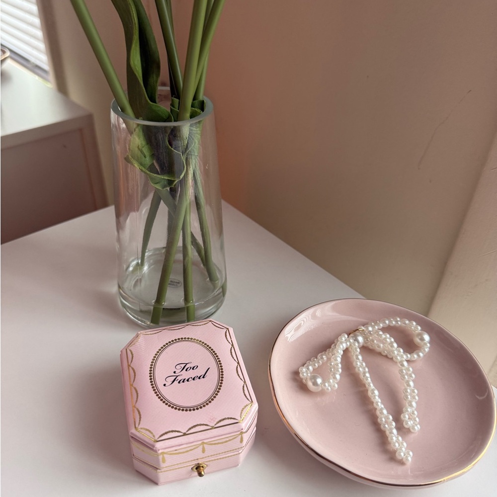 Too Faced Diamond Light Highlighter - White and Silver - Picture 2 of 11